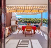 Brač(HR) - Apartmány v 1. rade u mora !!! - Rekreačný apartmán Brač s terasou, výhľadom na more a vonkajšími stoličkami pri stole.