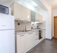 Brač(HR) - Apartmány v 1. rade u mora !!! - Svetlá kuchyňa v Rekreačnom apartmáne so vstavanými spotrebičmi a dlažbou.
