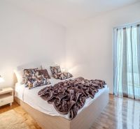 Brač(HR) - Apartmány v 1. rade u mora !!! - Svetlá spálňa s posteľou a podlahou s dreveným dekorom v Rekreačnom apartmáne.