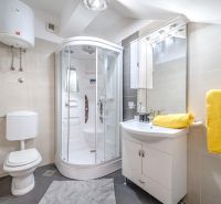 Brač(HR) - Apartmány v 1. rade u mora !!! - Kúpeľňa v rekreačnom apartmáne s moderným sprchovacím kútom a jasnými žltými uterákmi.