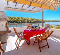 Brač(HR) - Apartmány v 1. rade u mora !!! - Terasa rekreačného apartmánu v Brači s výhľadom na more a vonkajším sedením.