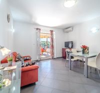 Brač(HR) - Apartmány v 1. rade u mora !!! - Svetlá obývačka s pohovkou, jedálenským stolom a terasou v Rekreačnom apartmáne.