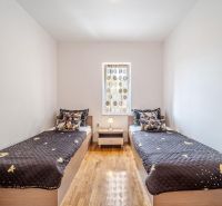 Brač(HR) - Apartmány v 1. rade u mora !!! - Dvojlôžková izba s posteľami a oknom, Rekreačný apartmán.