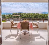 Brač(HR) - Apartmány v 1. rade u mora !!! - Brač Rekreačný apartmán s terasou a výhľadom na more a zeleň.