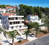Brač(HR) - Apartmány v 1. rade u mora !!! - Rekreačný apartmán v Brači s výhľadom na more a okolitou zeleňou.