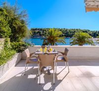 Brač(HR) - Apartmány v 1. rade u mora !!! - Terasa s výhľadom na more v rekreačnom apartmáne na Brači obklopená prírodou a palmami.