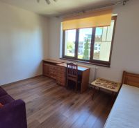 Investičný apartmán Vysoké Tatry - Stará Lesná s balkónom a park.miest - Izba v rekreačnom apartmáne s pohovkou, posteľou, písacím stolom a podlahou s dreveným dekorom.