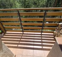 Investičný apartmán Vysoké Tatry - Stará Lesná s balkónom a park.miest - Balkón v Rekreačnom apartmáne s dreveným obložením a drevom na kúrenie, Stará Lesná.
