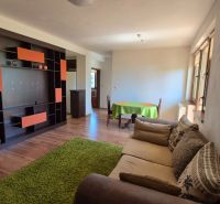 Investičný apartmán Vysoké Tatry - Stará Lesná s balkónom a park.miest - Rekreačný apartmán s podlahou s dreveným dekorom, sedačkou a farebnou stenovou zostavou.