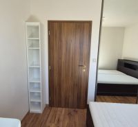 Investičný apartmán Vysoké Tatry - Stará Lesná s balkónom a park.miest - Rekreačný apartmán s posteľou, šatníkovou skriňou a podlahou s dreveným dekorom.