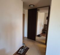 Investičný apartmán Vysoké Tatry - Stará Lesná s balkónom a park.miest - Chodba s veľkým zrkadlom, obuvou a dlažbou v Rekreačnom apartmáne.