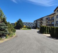 Investičný apartmán Vysoké Tatry - Stará Lesná s balkónom a park.miest - Exteriér rekreačného apartmánu v Starej Lesnej pri Vysokých Tatrách s upravenou zeleňou.