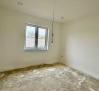 * novostavba moderného 4i domu, Vlčany, centrum - Interiér v rodinnom dome s bielymi stenami a prázdnou podlahou s dreveným dekorom.