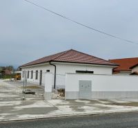 * novostavba moderného 4i domu, Vlčany, centrum - Rodinný dom na Hlavnej ulici vo Vlčanoch, biela fasáda, červená strecha.