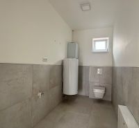 * novostavba moderného 4i domu, Vlčany, centrum - Kúpeľňa v rodinnom dome s WC a vodným bojlerom.