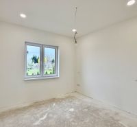* novostavba moderného 3i domu, Vlčany, centrum - Prázdna izba v rodinnom dome s bielymi stenami a oknom s výhľadom von.