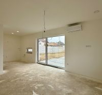 * novostavba moderného 3i domu, Vlčany, centrum - Interiér rodinného domu s posuvnými dverami, klimatizáciou a miestom na kuchynskú linku.