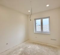 * novostavba moderného 3i domu, Vlčany, centrum - Svetlá izba s oknom a holou podlahou v rodinnom dome.