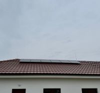 * novostavba moderného 3i domu, Vlčany, centrum - Rodinný dom na Hlavnej ulici vo Vlčanoch so solárnymi panelmi na streche.