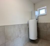 * novostavba moderného 3i domu, Vlčany, centrum - Kúpeľňa v rodinnom dome s dlaždicami na stenách a bojlerom.