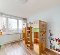 Svetlý 4-izbový byt s krásnym výhľadom Kramáre, Bardošova, Nové Mesto - Detská izba s kreslenými dekoráciami a podlahou s dreveným dekorom v 4-izbovom byte.