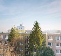 Svetlý 4-izbový byt s krásnym výhľadom Kramáre, Bardošova, Nové Mesto - Výhľad na obytné budovy a zeleň v Bratislave na Bárdošovej ulici z 4-izbového bytu.