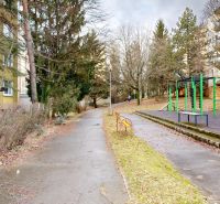 Svetlý 4-izbový byt s krásnym výhľadom Kramáre, Bardošova, Nové Mesto - Park s lavičkami a cvičebným ihriskom na ulici Bárdošova v Bratislave - Novom Meste.