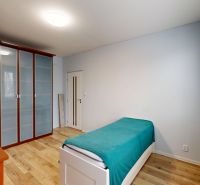 Svetlý 4-izbový byt s krásnym výhľadom Kramáre, Bardošova, Nové Mesto - Jednoduchá izba s jednolôžkovou posteľou a skriňou, podlaha s dreveným dekorom.