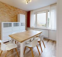 Svetlý 4-izbový byt s krásnym výhľadom Kramáre, Bardošova, Nové Mesto - Jedálenský stôl so stoličkami, biele skrinky, kamenný obklad, podlaha s dreveným dekorom.