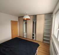 Prenájom 2 izb. byt NOVOSTAVBA, Ivanská cesta, Bratislava II. Ružinov - Spálňa v 2-izbovom byte s podlahou s dreveným dekorom a vstavaným šatníkom.
