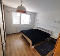 Prenájom 2 izb. byt NOVOSTAVBA, Ivanská cesta, Bratislava II. Ružinov - Spálňa s manželskou posteľou, lampami a podlahou s dreveným dekorom v 2-izbovom byte.