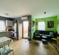 Brač(HR)–Apartmán s výhľadom na more - Rekreačný apartmán s kuchyňou, obývačkou, umením na stenách a podlahou s dreveným dekorom.