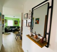Brač(HR)–Apartmán s výhľadom na more - Chodba v rekreačnom apartmáne s podlahou s dreveným dekorom a zrkadlom na stene.