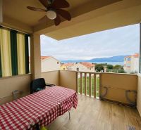 Brač(HR)–Apartmán s výhľadom na more - Rekreačný apartmán v Brači: terasa s výhľadom na more a podlaha s dreveným dekorom.