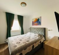 Brač(HR)–Apartmán s výhľadom na more - Spálňa v Rekreačnom apartmáne s pohodlnou posteľou, dekoračným obrazom a podlahou s dreveným dekorom.