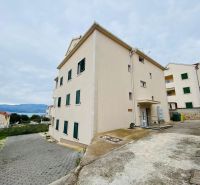 Brač(HR)–Apartmán s výhľadom na more - Rekreačný apartmán v Brači so vstupom vedúcim z betónovej príjazdovej cesty.
