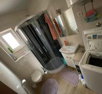 Brač(HR)–Apartmán s výhľadom na more - Kúpeľňa v rekreačnom apartmáne s práčkou, sprchovacím kútom a umývadlom.