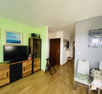 Brač(HR)–Apartmán s výhľadom na more - Obývacia izba v rekreačnom apartmáne s televízorom a dekoráciami, podlaha s dreveným dekorom.
