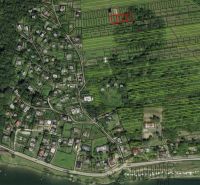 Investičná príležitosť. Pozemok s najkrajším výhľadom na Domaši. - Letecký pohľad na rekreačné pozemky v Novej Kelči, obklopené zeleňou a budovami.