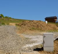 Investičná príležitosť. Pozemok s najkrajším výhľadom na Domaši. - Rekreačné pozemky v Novej Kelči, štrková cesta, drevený dom, svahy a vegetácia.