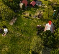 REZERVOVANÉ - Záhrada, ticho, vlastný priestor | pozemok s chatkou - Letecký pohľad na chatu na Mlynskej ulici v Báhoni, obklopenú zeleňou.