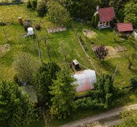 REZERVOVANÉ - Záhrada, ticho, vlastný priestor | pozemok s chatkou - Záhrada s chatou a záhradnými záhonmi na Mlynskej ulici v Báhoni.