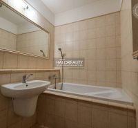 Predaj, trojizbový byt Revúca, Panoramatický výhľad ... - Kúpeľňa v 3-izbovom byte s vaňou, umývadlom a veľkým zrkadlom na stene.
