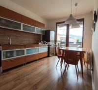 Predaj, trojizbový byt Revúca, Panoramatický výhľad ... - Kuchyňa v 3-izbovom byte s podlahou s dreveným dekorom a jedálenským stolom.