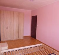 A.G.SVOBODU: Prenájom - 2-izb. ZARIADENÝ byt, 57 m2, 6.p.- REZERVOVANÝ - Izba v 2-izbovom byte s ružovými stenami, skriňou a podlahou s dreveným dekorom.