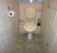 A.G.SVOBODU: Prenájom - 2-izb. ZARIADENÝ byt, 57 m2, 6.p.- REZERVOVANÝ - Kúpeľna s toaletou v 2-izbovom byte s kachličkovaným obkladom a podlahou.