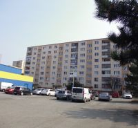 A.G.SVOBODU: Prenájom - 2-izb. ZARIADENÝ byt, 57 m2, 6.p.- REZERVOVANÝ - Bytový dom so zaparkovanými autami na ulici G. Svobodu v Prešove, ponúka 2-izbové byty.