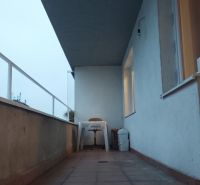 1-izb. byt, Krížná ul., Staré Mesto s veľkou lodžiou - Balkón s terasovou dlažbou a plastovým nábytkom v 1-izbovom byte.