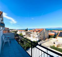 Brač(HR)–Zariadený apartmán 56m2 s výhľadom na more - Brač ponúka z rekreačného apartmánu krásny výhľad na more a strechy domov.