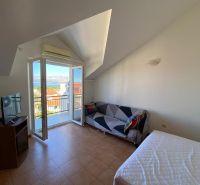 Brač(HR)–Zariadený apartmán 56m2 s výhľadom na more - Izba v Rekreačnom apartmáne s balkónom a výhľadom na more, televízorom a gaučom.